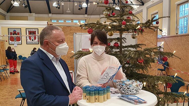 Landrat Thomas Bold und die stellvertretende Leiterin des Bad Kissinger Impfzentrums, Katharina Edelmann, studieren die Begleitmaterialien, die Landratsamt und Bayerisches Gesundheitsministerium zur Impfung von Kindern zur Verfügung stellten.