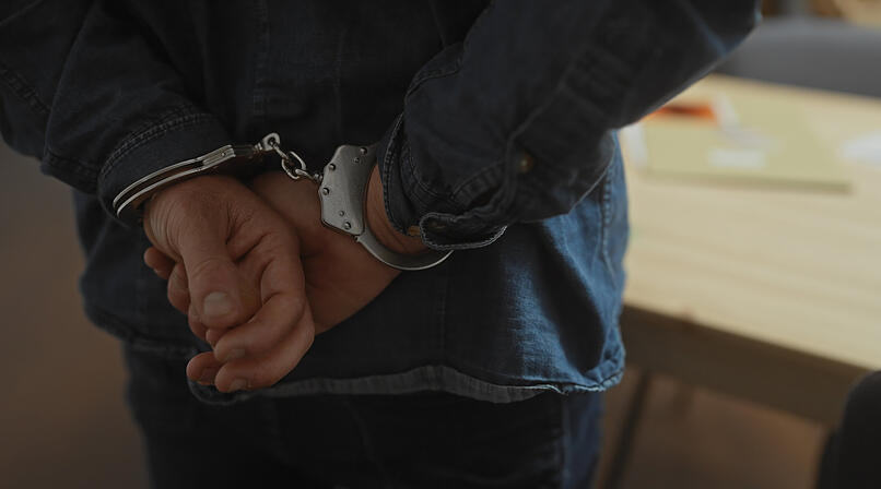 Handschellen, Gericht, Gerichtsprozess