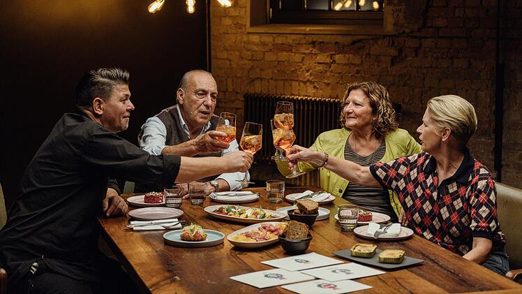 Tim Mälzer, Gennaro Contaldo, Anna Sgroi (Zweite von rechts) und Cornelia Poletto feiern die Liebe zur italienischen Küche und die Freundschaft.