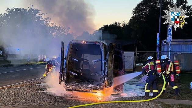 Paketzusteller rettet Pakete vor Flammen - Kleintransporter brennt v&ouml;llig aus