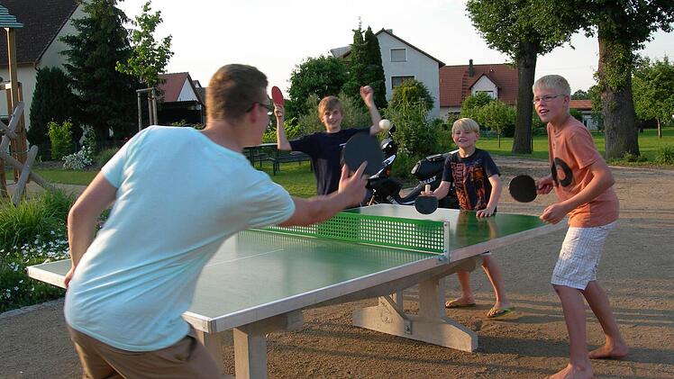 Endlich ist sie da: die Tischtennisplatte am Bucher Dorfplatz. Bei den Jugendlichen ist sie sehr begehrt.  Foto: Waltraud Enkert
