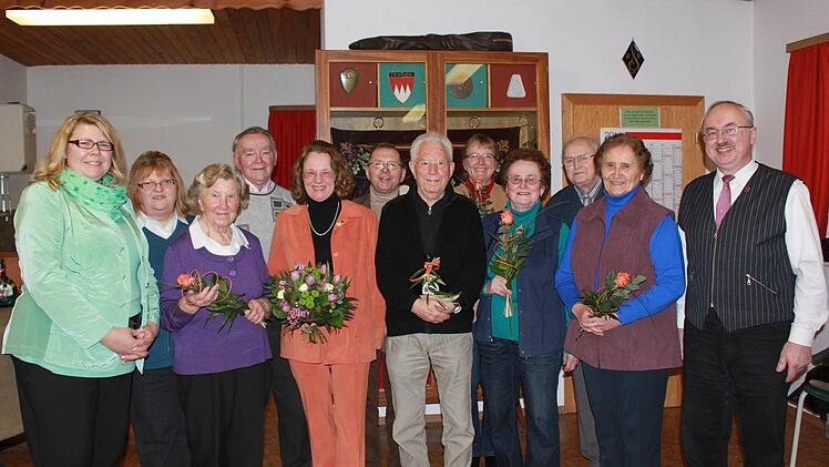 Jaqueline Jäckisch, Inge Einwag, Melitta Brecht, Erwin Derra, Rosemarie Bühler, Gerhard Einwag, Hubert Brückner, Maria Kühnlein, Margarete Habermann, Herbert und Resi Wolfschsmitt und Peter Müller (von links). Foto: Becht