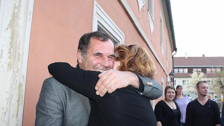 Ehefrau Katrin umarmt ihren Mann