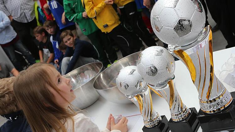 Die Auslosung erfolgte in den Räumen der Mediengruppe Oberfranken. Am Samstag rollt nun endlich der Ball, der Kampf um die begehrten Pokale kann beginnen.  Foto: Hoch/archiv