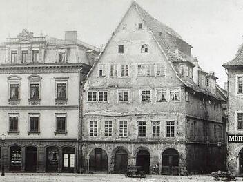 Diese historische Aufnahme zeigt das Vorgängergebäude am Coburger Marktplatz, das 1875 abgerissen werden musste. Foto: privat