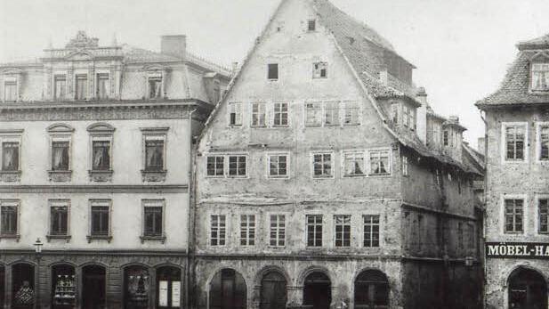 Diese historische Aufnahme zeigt das Vorgängergebäude am Coburger Marktplatz, das 1875 abgerissen werden musste. Foto: privat