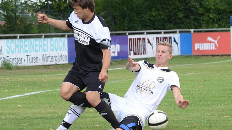 Die Herzogenauracher (weiße Trikots) zeigten zwar Leidenschaft ...