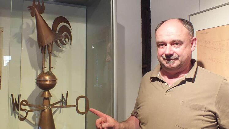 Hubert Hable mit einem Wetterhahn aus Kupfer Foto: Manfred Welker