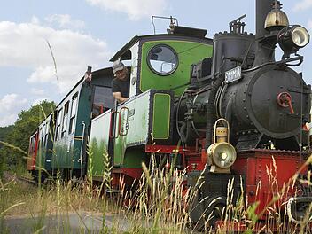 Aus Bad Brückenau vertrieben, in Bad Orb sehr erfolgreich: Rolf Jirowetz (im Führerstand) mit seiner Schmalspurbahn.  Foto: Bad Orb Marketing GmbH