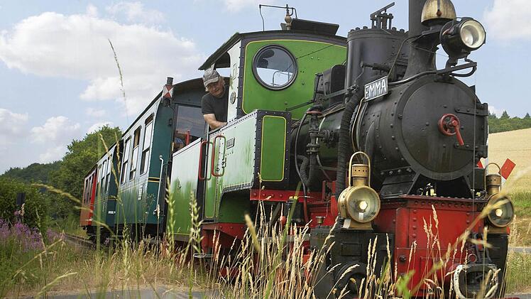 Aus Bad Brückenau vertrieben, in Bad Orb sehr erfolgreich: Rolf Jirowetz (im Führerstand) mit seiner Schmalspurbahn.  Foto: Bad Orb Marketing GmbH