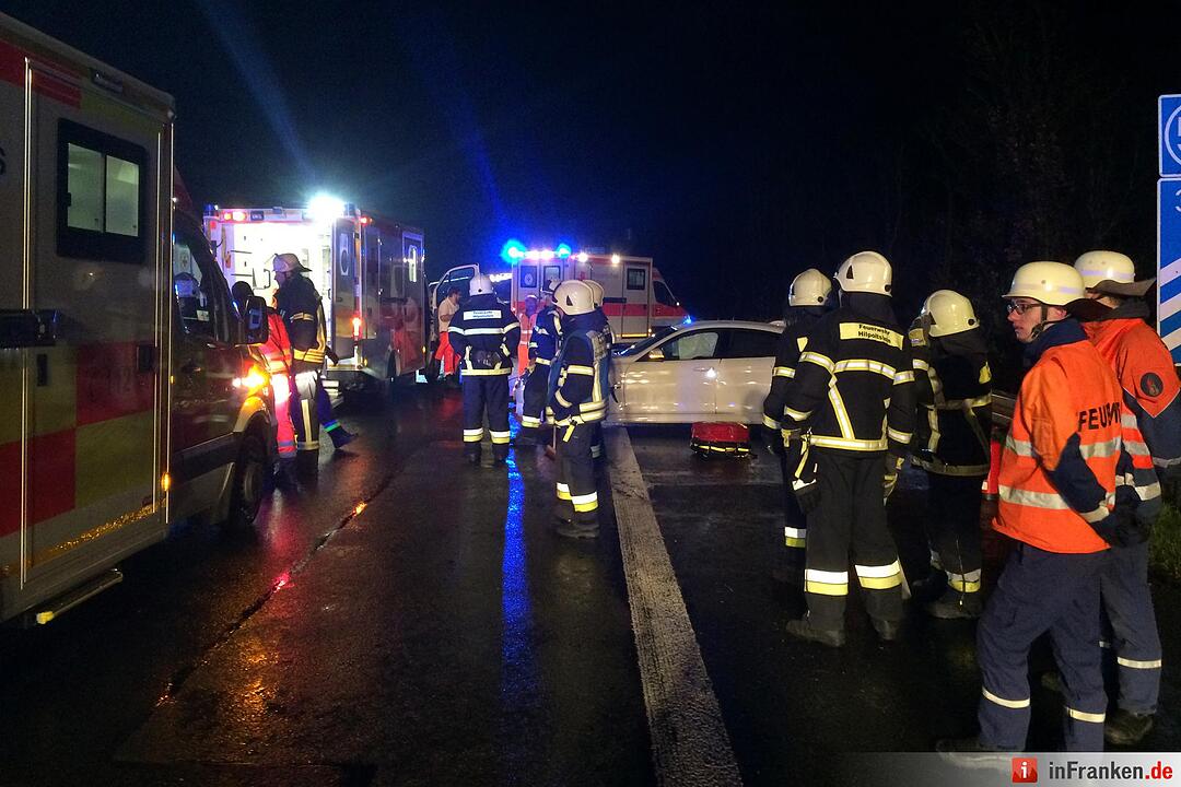 Unangepasste Geschwindigkeit bei Graupelschauer: Fahrer prallt mehrfach in Leitplanke und touchiert anderes Fahrzeug - Eine Person in Lebensgefahr, vier weitere verletzt - Rettungshubschrauber im Einsatz - A9 bei Allersberg in Fahrtrichtung Nürnberg komplett gesperrt