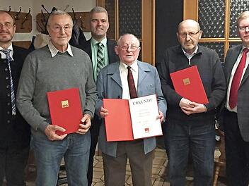 Von links SPD-Kreischef Ralf Pohl, 50-Jahre-Jubilar Kurt Leistner, Bürgermeister Timo Ehrhardt, 60-Jahre-Jubilar Reinhard Fehn, 50-Jahre-Jubilar Peter Hauptmann und OV-Vorsitzender Hubert Bischoff Foto: privat