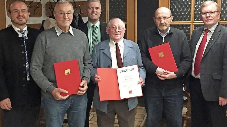 Von links SPD-Kreischef Ralf Pohl, 50-Jahre-Jubilar Kurt Leistner, Bürgermeister Timo Ehrhardt, 60-Jahre-Jubilar Reinhard Fehn, 50-Jahre-Jubilar Peter Hauptmann und OV-Vorsitzender Hubert Bischoff Foto: privat