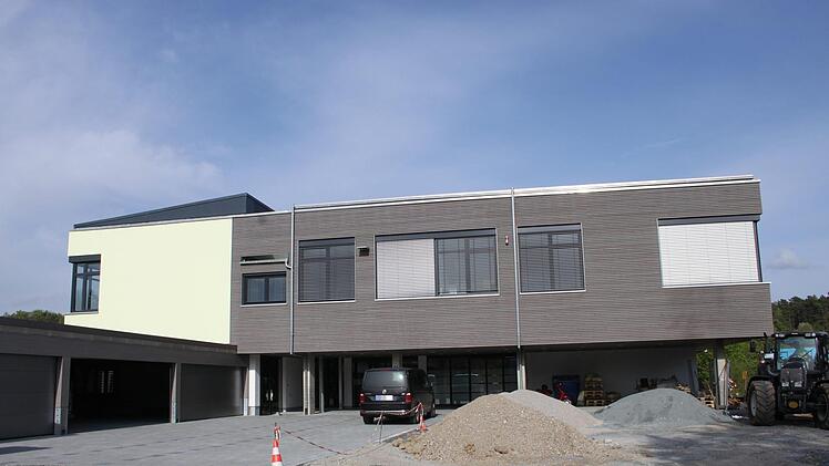 So sieht die alte Schule heute nach dem Umbau zur  Tierarztpraxis aus.