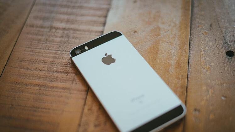 Die beiden Männer zogen ihr Geschäft mit den iPhones groß auf. Symbolbild: Malte Fleuter/unsplash.com