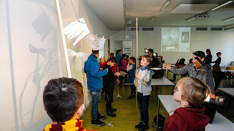 Schatten haben schon immer Künstlerinnen und Künstler inspiriert. Am Samstag auch die jungen Studierenden an der Bamberger Kinder-Uni.  Foto: Matthias Hoch