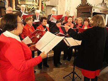Der Gesangverein 1890 Melkendorf unter der Leitung von Gudrun Dunkel stimmte die Zuhörer mit Chormusik auf die Weihnachtszeit ein.  Fotos: Sonny Adam
