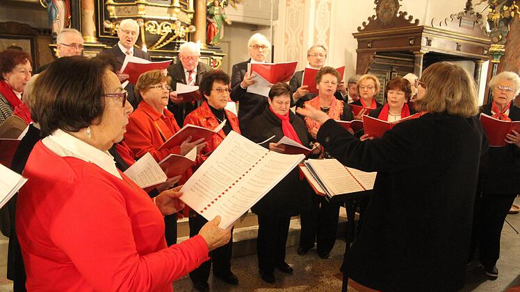 Der Gesangverein 1890 Melkendorf unter der Leitung von Gudrun Dunkel stimmte die Zuhörer mit Chormusik auf die Weihnachtszeit ein.  Fotos: Sonny Adam