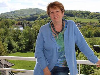 Vom Balkon ihres Hauses aus genießt Brigitte Meyerdierks einen herrlichen Blick über das Sinntal. Foto: Ulrike Müller