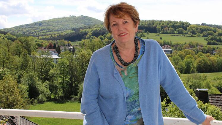 Vom Balkon ihres Hauses aus genießt Brigitte Meyerdierks einen herrlichen Blick über das Sinntal. Foto: Ulrike Müller