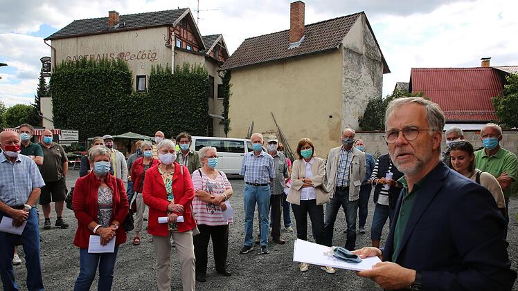 Kommt endlich Bewegung in die Umgestaltung des Weitramsdorfer Zentrums? Für eine Machbarkeitsstudie holten sich die Planer von "UmbauStadt" aus Weimar am Dienstag Anregungen aus der Bürgerschaft. Architekt Ulrich Wieler (rechts) und Stadtplanerin Vera Lenger (dahinter) freuten sich auf den Austausch mit den "Experten vor Ort". Viele Interessierte nutzen die Gelegenheit und äußerten Wünsche, von Arztpraxis und Café bis zum Veranstaltungssaal und zur Umrandung des Augrabens. Foto: Bettina Knauth
