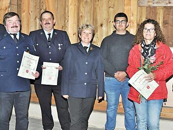 Für 40 Jahre Dienst wurden Anton Dirauf und Georg Krauß (Zweiter und Dritter von links) ausgezeichnet. Sinan Öczakmak (Dritter von rechts) wurde in den Kreis der Aktiven aufgenommen. Bettina Zapf (Zweite von rechts) wurde für 20-jährige Mitgliedschaft geehrt. Dazu gratulierten Vorsitzende Sabrina Marr (vorne, Mitte), Kreisbrandmeister Michael Kannengießer (links) und Zweite Bürgermeisterin Susanne Bock von Wülfingen (rechts).