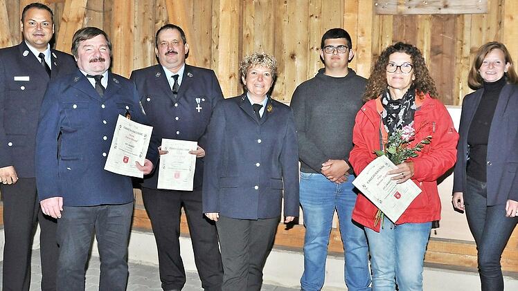 Für 40 Jahre Dienst wurden Anton Dirauf und Georg Krauß (Zweiter und Dritter von links) ausgezeichnet. Sinan Öczakmak (Dritter von rechts) wurde in den Kreis der Aktiven aufgenommen. Bettina Zapf (Zweite von rechts) wurde für 20-jährige Mitgliedschaft geehrt. Dazu gratulierten Vorsitzende Sabrina Marr (vorne, Mitte), Kreisbrandmeister Michael Kannengießer (links) und Zweite Bürgermeisterin Susanne Bock von Wülfingen (rechts).