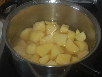 Kartoffeln gehören in den Kochtopf und nicht in die Waschmaschine! Symbolbild: Gabi Arnold