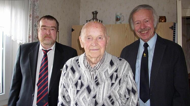 Baptist Hempfling (Mitte) mit Horst Werner (rechts) und Klaus-Jürgen Bächer von der DLRG