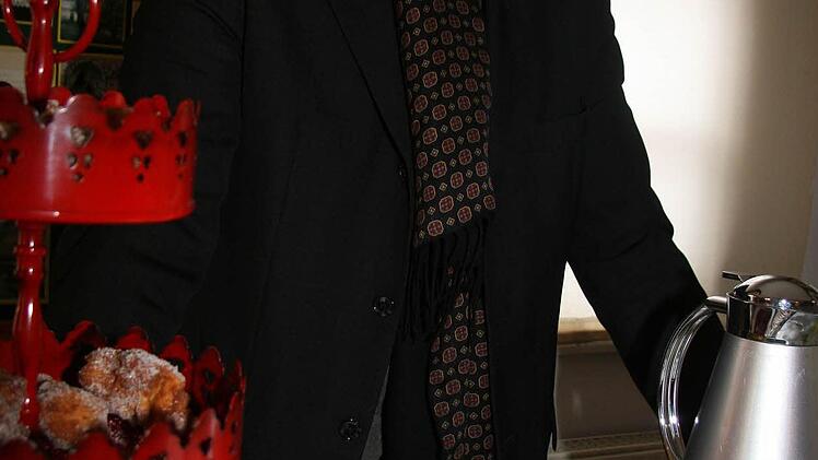 "Noch einen Kaffee?" Roland Wolfrum bewirtete die Gäste im Nostalgiezimmer.