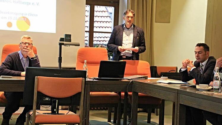 Eberns Zweiter Bürgermeister Harald Pascher (am Pult) hieß die Vertreter der unterfränkischen Volkshochschulen in Ebern willkommen. Links Bezirksvorsitzender Unterfranken Klaus Schemmerling und rechts Holger Baunacher, Vorsitzender der VHS Haßberge. Foto. Helmut Will