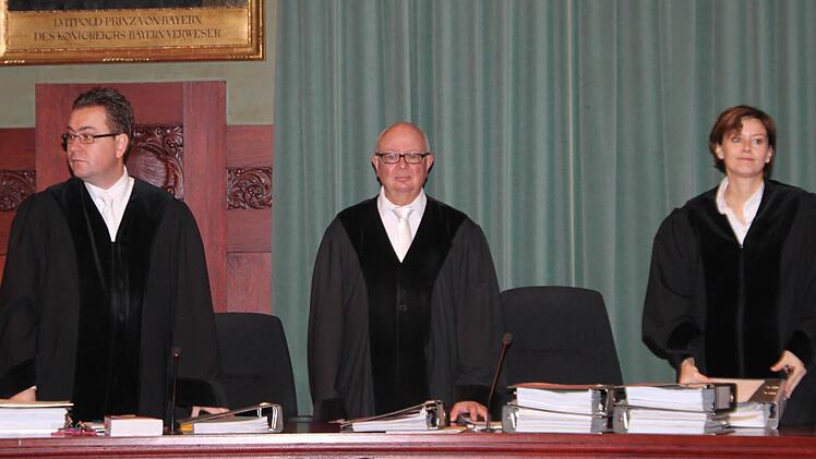 Im Missbrauchsprozess am Landgericht Bayreuth ändert sich die Besetzung der 1. Großen Strafkammer: Beisitzerin Susanne Vonbrunn geht in Mutterschutz und scheidet aus. Sie wird durch den Ergänzungsrichter Reinhard Schwarz ersetzt, der von Beginn an mit am Richtertisch saß. Von links: Beisitzer Yves Döll und Vorsitzender Michael Eckstein. Foto: Stephan Tiroch