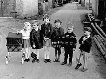 Kindheit 1967 in Schönderling. Das Foto entstand in der heutigen Straße "Am Steg", die damals nur "Gasse" genannt wurde.  Foto: Sammlung Jürgen Lieb