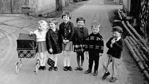 Kindheit 1967 in Schönderling. Das Foto entstand in der heutigen Straße "Am Steg", die damals nur "Gasse" genannt wurde.  Foto: Sammlung Jürgen Lieb