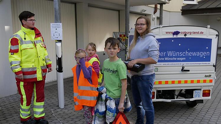 Ein Verkehrsunfall, was ist zu tun? Sichern, an alles denken,  Warndreieck aufstellen, Handschuhe und Warnwesten anlegen......Ausbilderin  Angelique Kraus (links) wusste alles und die Kinder machten so viele Sachen  richtig, Kraus war begeistert! Foto: Manja von Nida