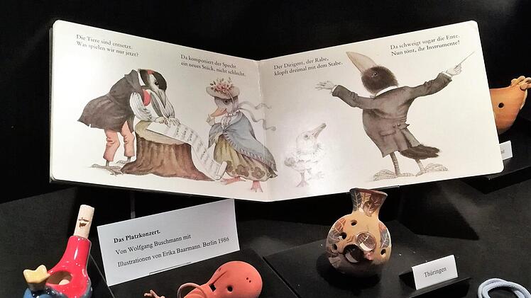 Blick in die Sonderausstellung "Mit Pfiff! Von Vogelpfeifen und anderem Federvieh" in Hilla Schützes Spielzeugwelt.Sigismund von Dobschütz