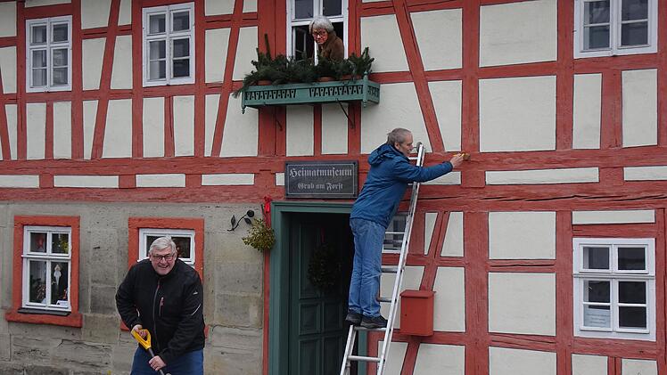 Die guten "Hausgeister" Robert R&auml;dlein, Hanne Wickel und Klaus K&ouml;hler halten das Reichenbach-Haus auch w&auml;hrend der Corona-Pandemie in Schuss.
