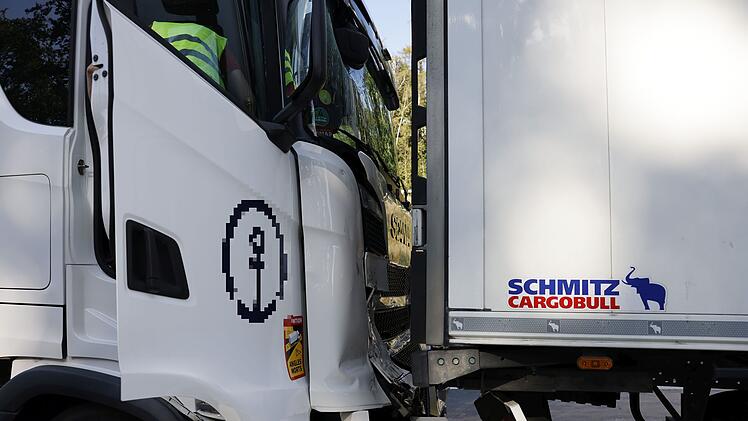 Auffahrunfall zwischen zwei LKW in Baustelle