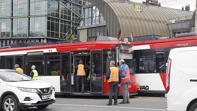 Straßenbahn-Unfall in Nürnberg: Nach "Auffahrunfall" - Tram springt aus Gleis gesprungen