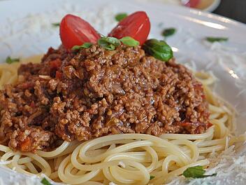 Veggie-Hack ist der ideale Begleiter für vegetarische Spaghetti Bolognese.