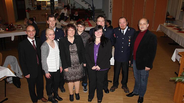 Die geehrten Feuerwehrkommandanten mit Bürgermeister Steppert, Sinah Oppelt, Johanna Muckelbauer, Marcel Ploner, Hanna Krebs und Horst Gehring (vorne von links). Foto: Ralf Kestel