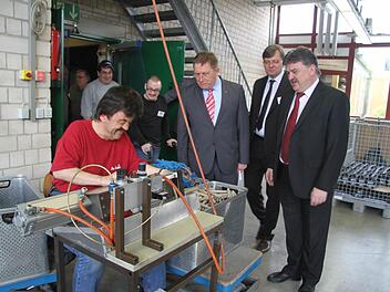 Hans-Joachim Zapf ist schon mehr als 25 Jahre in der Werkstatt für Menschen mit Behinderung tätig. Er "entgarnt" Garnrollen. Gerne erklärte er den Ehrengästen seine Arbeit. Fotos: Sonja Adam