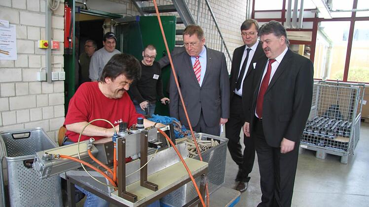 Hans-Joachim Zapf ist schon mehr als 25 Jahre in der Werkstatt für Menschen mit Behinderung tätig. Er "entgarnt" Garnrollen. Gerne erklärte er den Ehrengästen seine Arbeit. Fotos: Sonja Adam