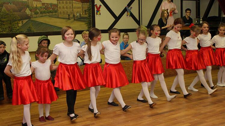Die Pettstadter Tanzgruppe unter Leitung von Erna Schor trat wieder mit Tänzen auf.