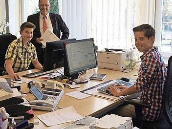 Boys' Day im Landratsamt: Der stellvertretende Landrat Emil Müller freut sich über das Interesse von Paul Grünthal (links) und Louis Metz (rechts) an den beruflichen Möglichkeiten, die die Landkreisverwaltung bietet.  Foto: Landratsamt