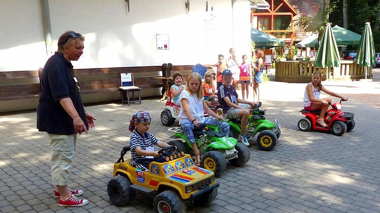 Mit Motorrädern, Geländefahrzeugen und Quads wurde der Parcours auf dem Wehlitzer Berg bewältigt. Foto: Dieter Hübner