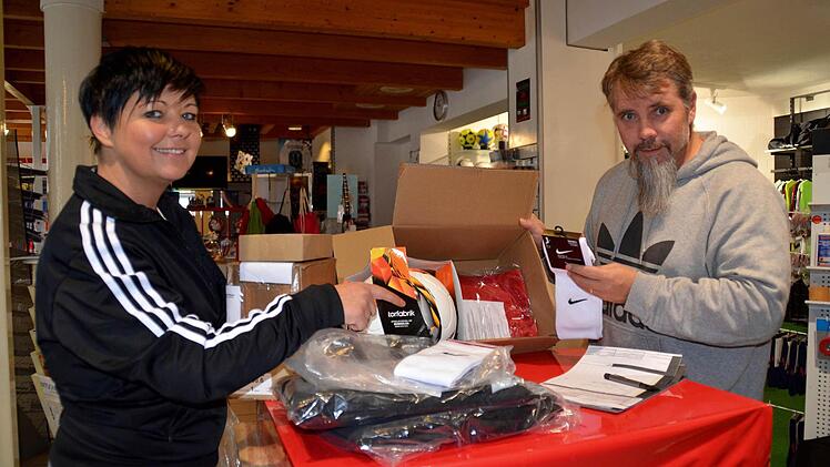 Agnes und Christian Tuschinski sind hier dabei, eine Bestellung zu verpacken. Diese wurde in ihren neuen Online-Shop merlinesplus.de aufgegeben, der seit Mitte Oktober im www. geöffnet ist.  Foto: Kathrin Kupka-Hahn