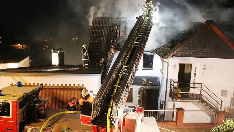 Feuerwehreinsatz in Jossa. Der Dachstuhl eines Wohnhauses stand in Flammen. Foto: Steffen Vetter