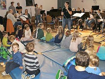 Die Musiker zeigten den Kindern beim Konzert in Dankenfeld, wie Blasmusik entsteht.  Foto: Sabine Weinbeer