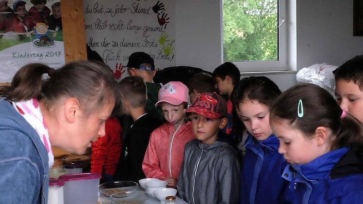 Bei Sandra Selbert gab es nicht nur frische Brötchen aus dem Backofen sondern auch Information über den Futteranbau. Foto: Gerd Schaar